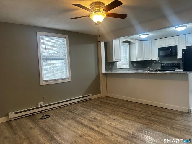 Building Photo - 4 Eastview Dr