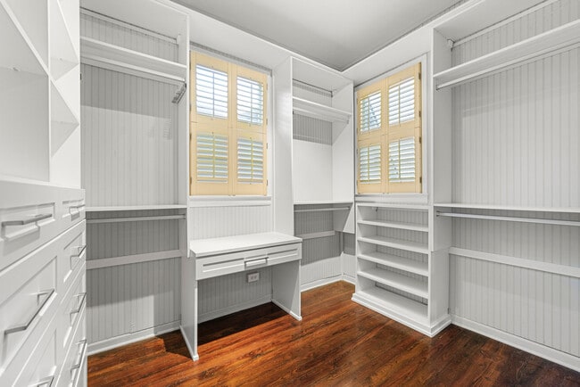 Building Photo - 3 Park Ln NE