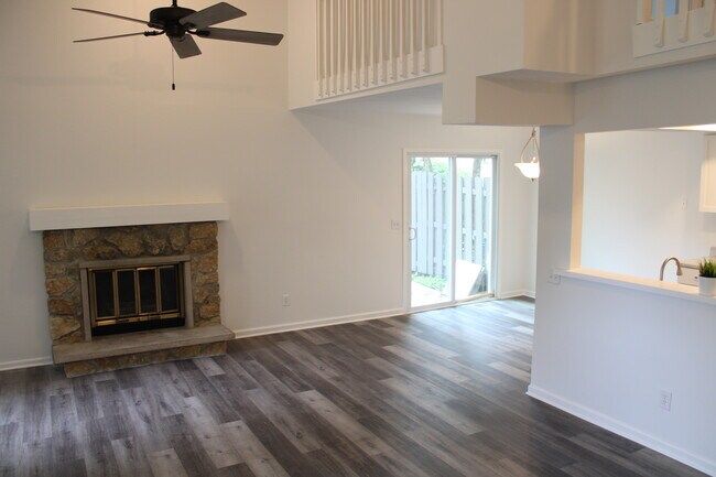 Building Photo - 6135 Sawmill Woods Dr