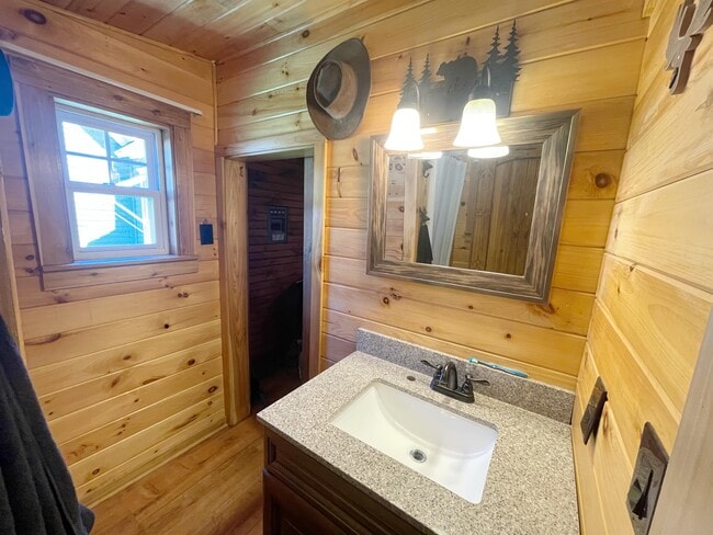 Building Photo - 412 W Day St