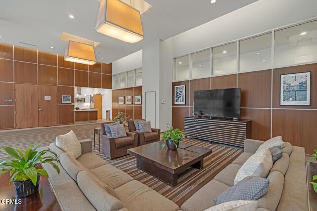 Building Photo - 801 S Grand Ave