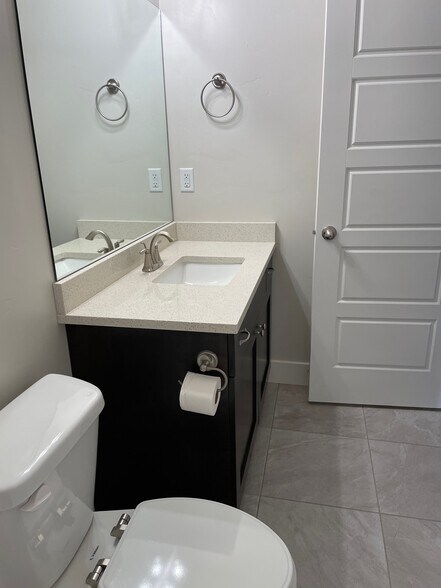 Upstairs Bath - 951 W Shadow Brook Ln