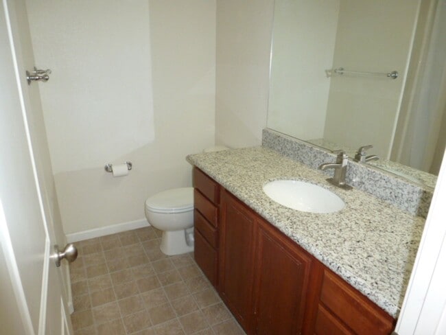 Building Photo - Four Bedroom, Three Bath Home in Somersett
