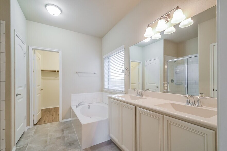 Building Photo - 217 Red Hawk Pl