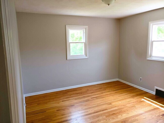 Building Photo - 4-Bedroom Home for Rent Summer 2026