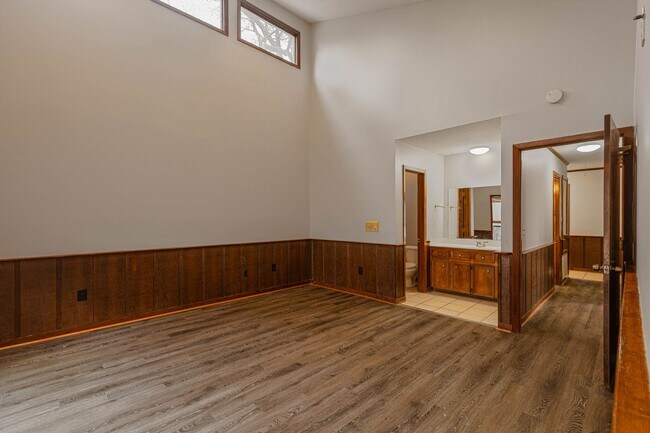 Building Photo - 575 Bradford Dr