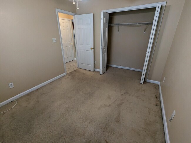 Building Photo - 889 Balkin Ct