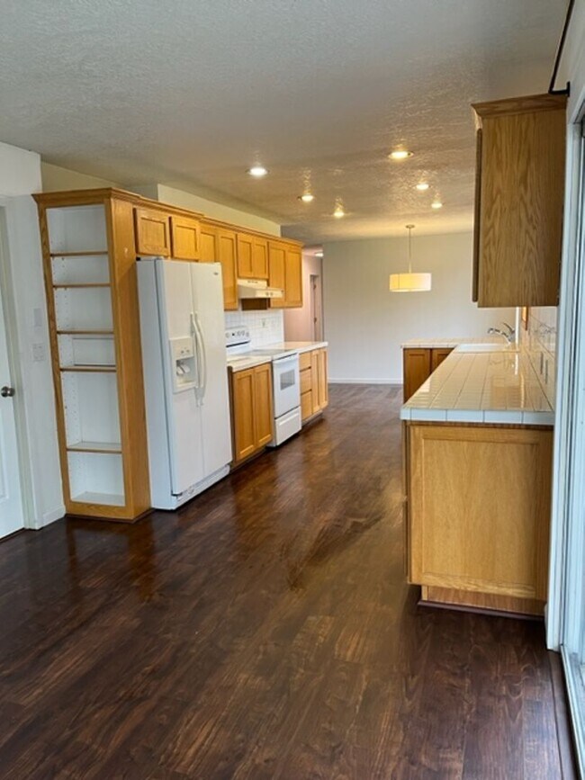 Building Photo - $500 off first full month! 3 Bedroom 2 Bath McMinnville OR