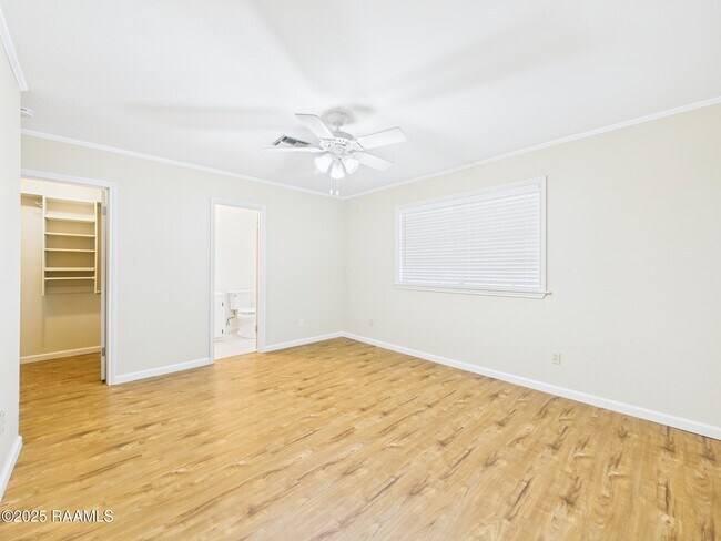 Building Photo - 302 Lark Dr