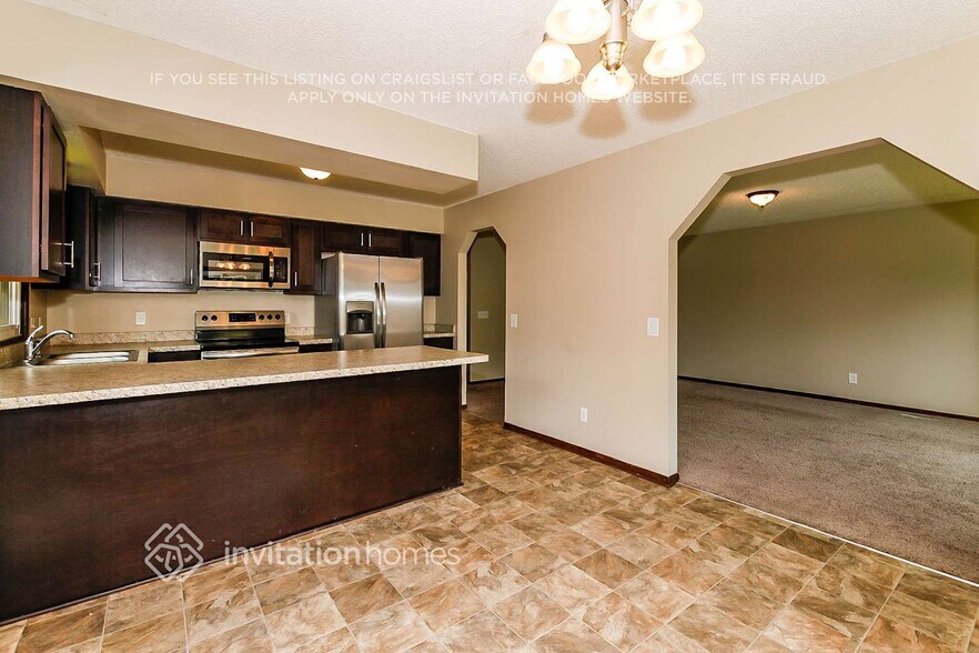 Building Photo - 4804 W Hidden Valley Dr
