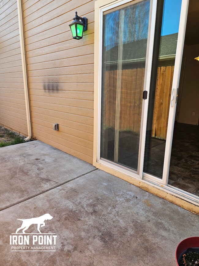 Building Photo - 1/2 off First Full Month! 3bed/2.5 bath ho...