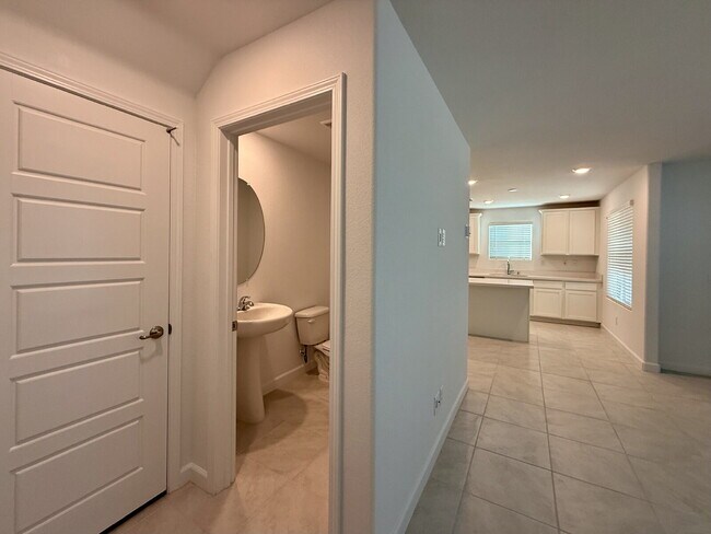 Building Photo - 3 BED 2.5 BATH 2 CAR GARAGE TOWNHOUSE IN CADENCE HENDERSON WITH LOFT