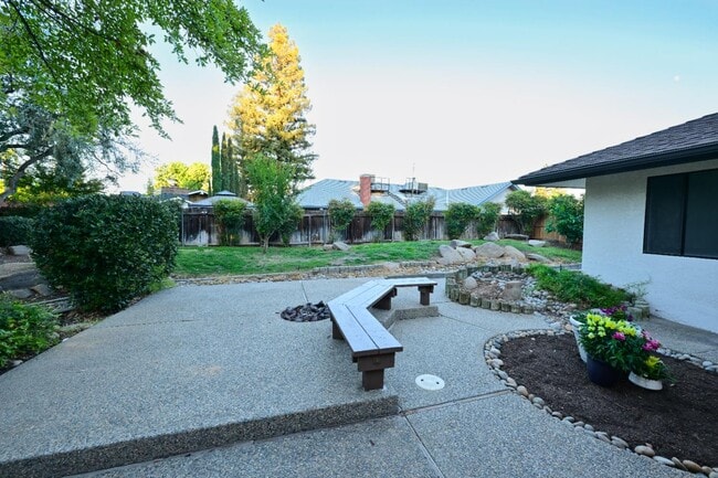 Building Photo - 8418 N Del Mar Ave