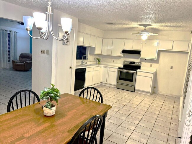 Building Photo - 14411 Cypress View Dr