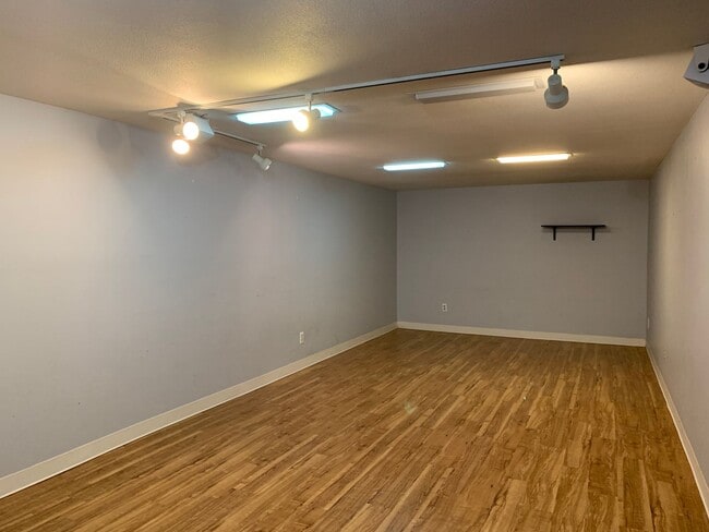 Building Photo - O1100-1106