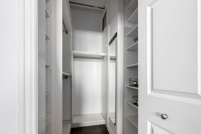 Building Photo - One bedroom, two bath corner unit in Baker with two balconies