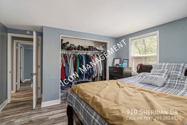Building Photo - 910 Sheridan Dr
