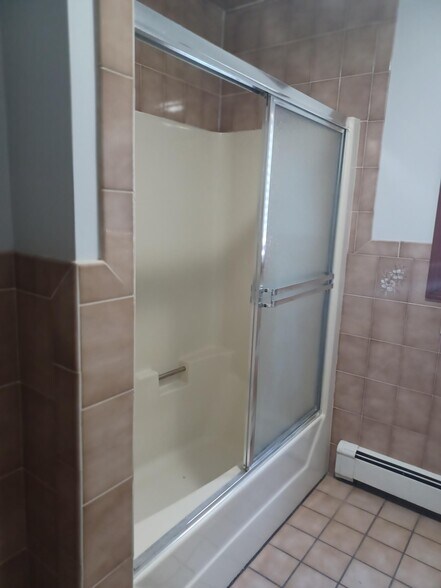 1st floor Bath - 35 Danny Rd