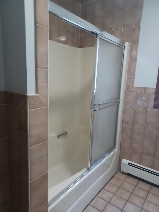 1st floor Bath - 35 Danny Rd