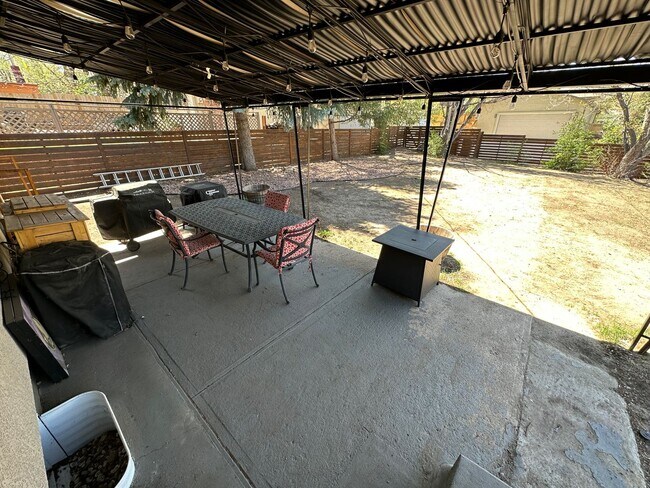 Building Photo - Cozy Rancher In The Addisons!