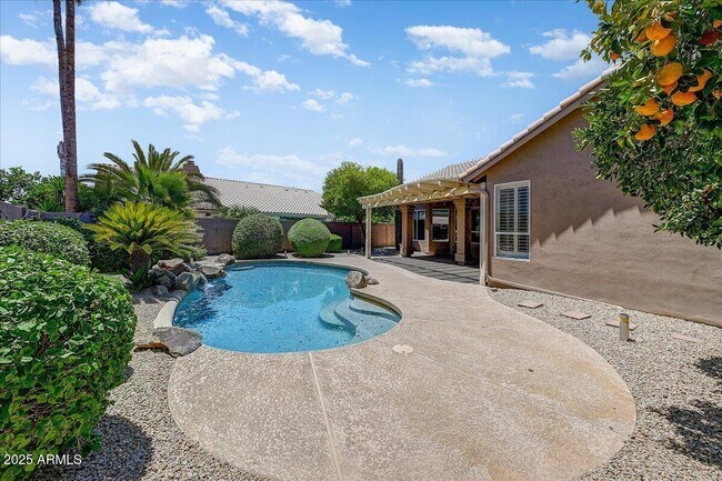 Building Photo - 13383 W Alvarado Dr