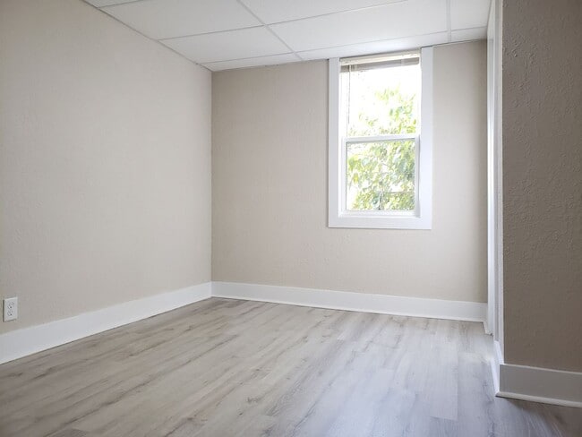 Building Photo - Spacious 2-Bedroom, 1-Bathroom Home AVAILABLE NOW!!