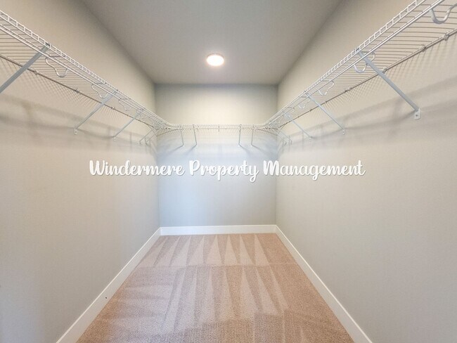 Building Photo - Stunning and spacious 5 bed in McCormick Village!