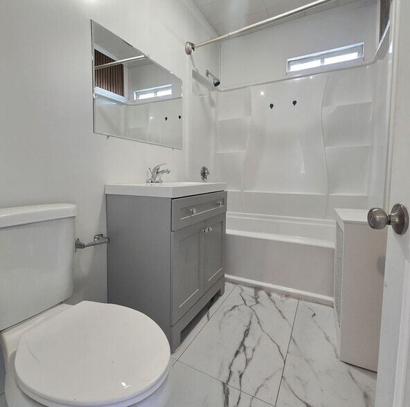 Building Photo - 32 Charles St