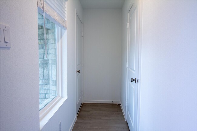 Building Photo - 1551 Sunset Ridge Dr