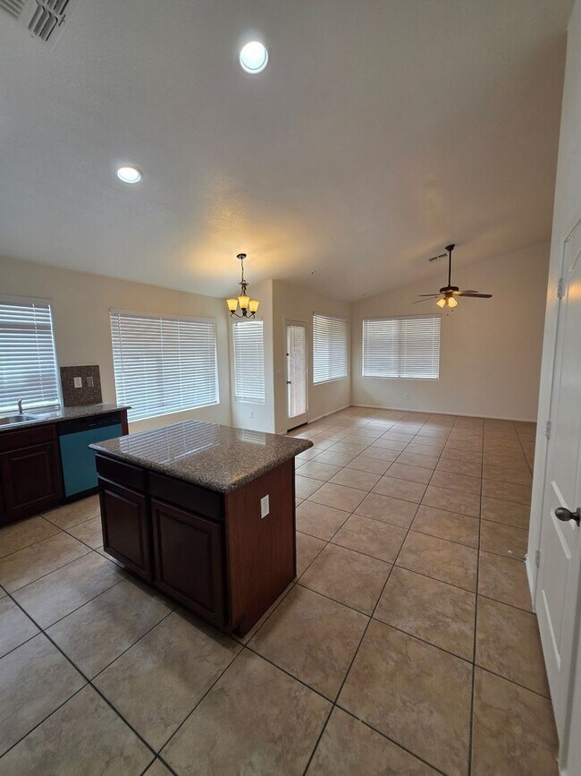 Building Photo - Single Story Large 4 bedroom- Maricopa