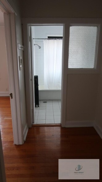 Building Photo - 1712 W Albion Ave