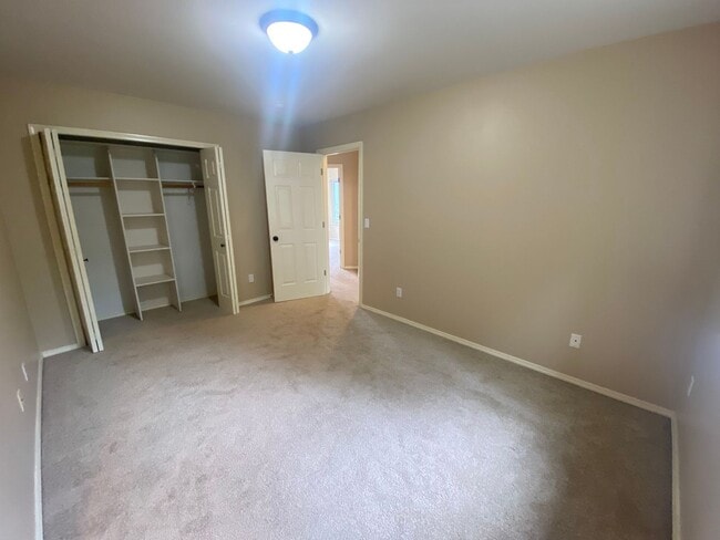 Building Photo - A gorgeous Eagle River home with views for...