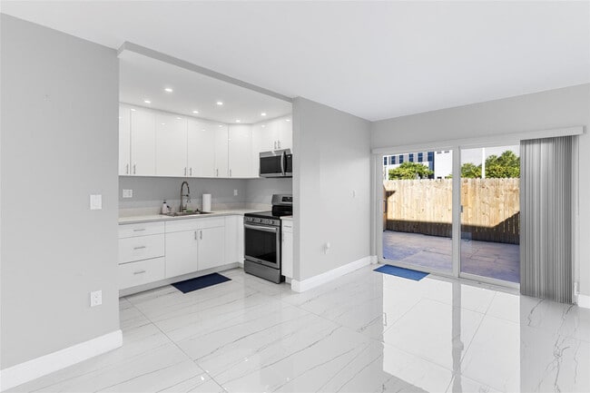 Building Photo - 5925 SW 36th Ct