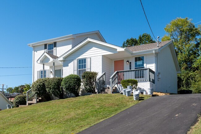Building Photo - 606 Newhall Dr