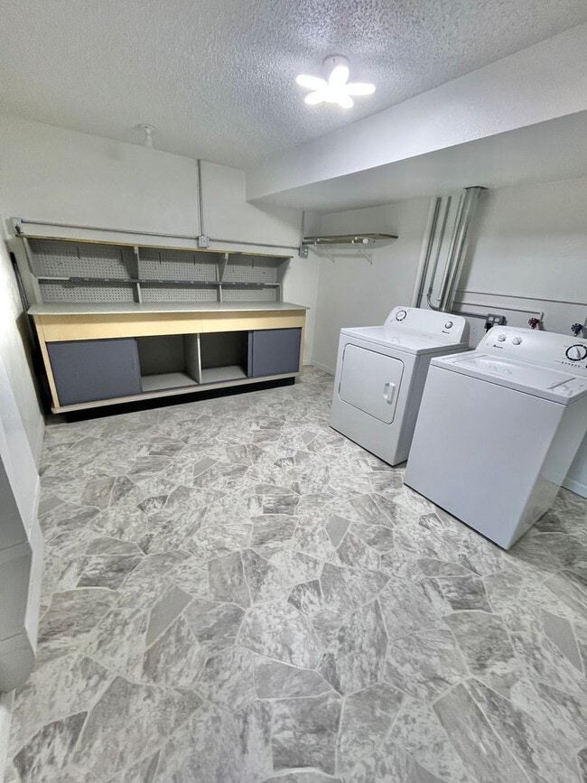 Building Photo - 3 Bed/2 Bath Lakefront Rental Home in Sioux Falls!