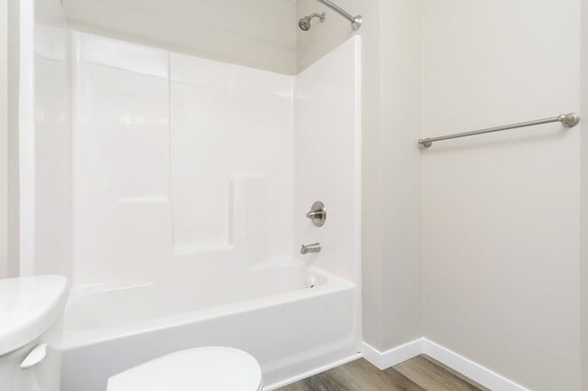 Building Photo - 3bd 3ba 2 car gar END UNIT avail now