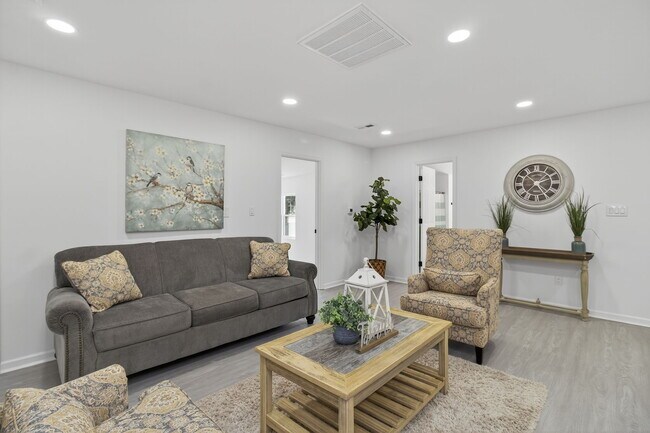 Building Photo - 13648 Track Ln