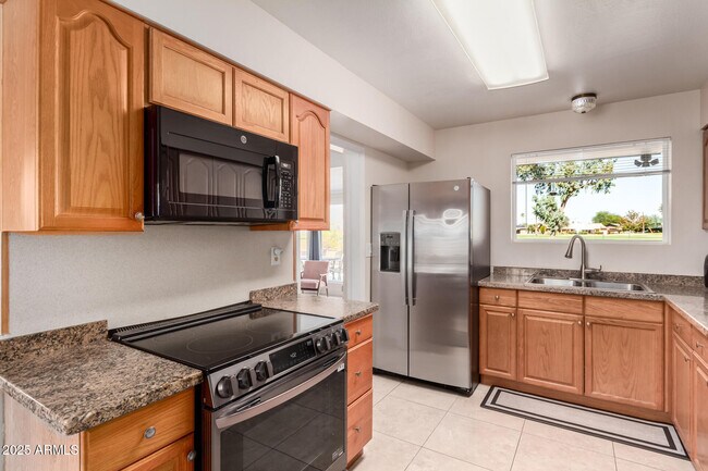 Building Photo - 10824 W Crosby Dr