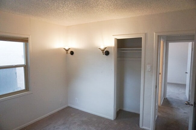 Building Photo - 194 E 4800 S