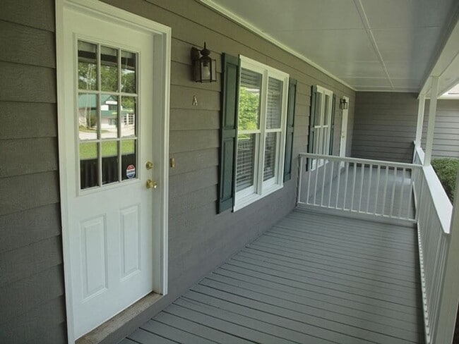 Building Photo - Spacious 2Bd/2Ba Duplex - Move-In Ready!