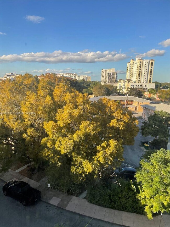 Building Photo - 2030 Douglas Rd