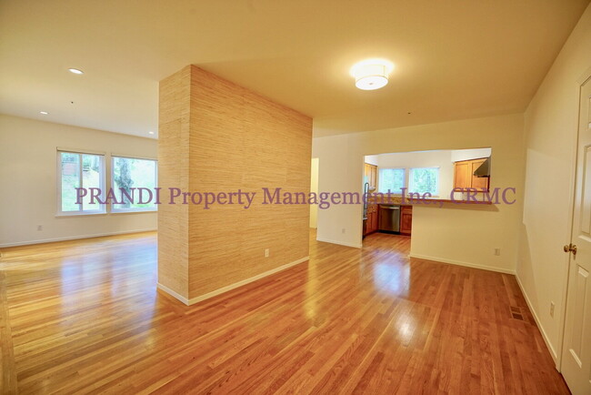 Building Photo - Modern Ground Floor Condo with 2 Car Garage!