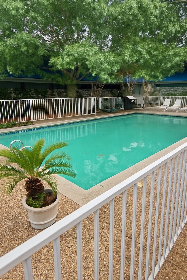 Building Photo - 3271 Sul Ross St