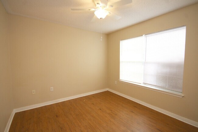 Building Photo - 3BR/2BA Home Near UWF – Wood-Look Flooring, Galley Kitchen, Pet Friendly!