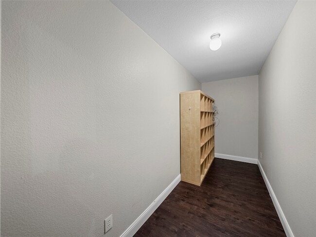 Building Photo - 9943 Red Cedar Dr