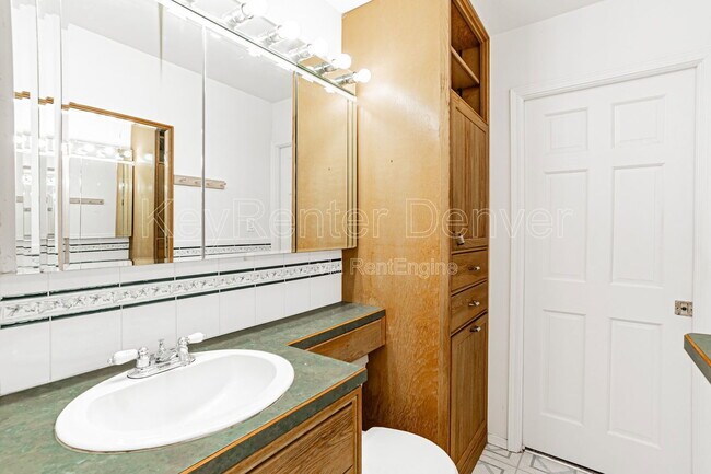 Building Photo - 400 Lily Ln