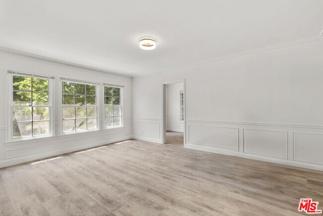Building Photo - 308 S Reeves Dr