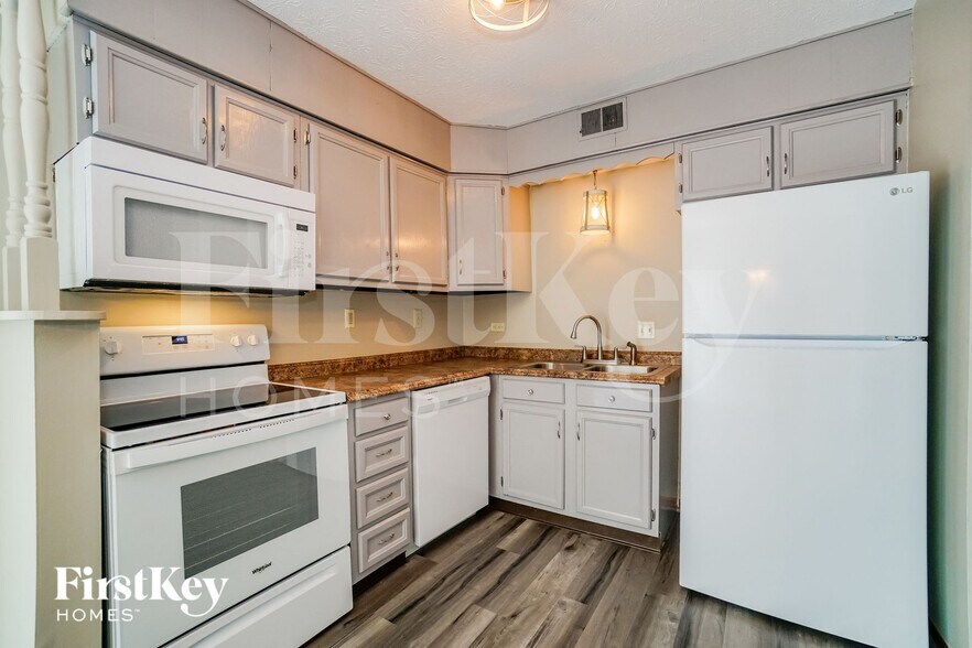 Building Photo - 627 Presidential Way