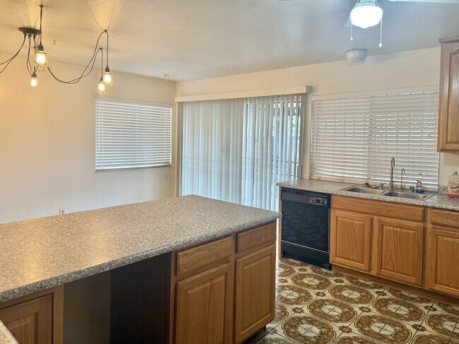 Building Photo - 7156 Southpark Ct