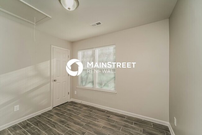 Building Photo - 2 Bedroom Pet-Friendly Home in Charlotte, NC with Main Street Renewal